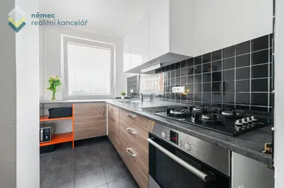 Cucina; elettrodomestici, pavimento in piastrelle, luce naturale, stile moderno