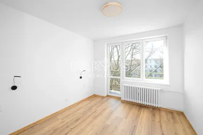 Ložnice; přirozené světlo, dřevěná podlaha, po rekonstrukci