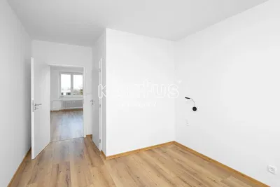 Ložnice; dřevěná podlaha, přirozené světlo