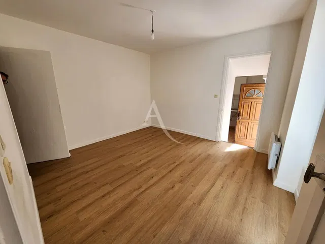 Oturma odası; ahşap zemin, doğal ışık