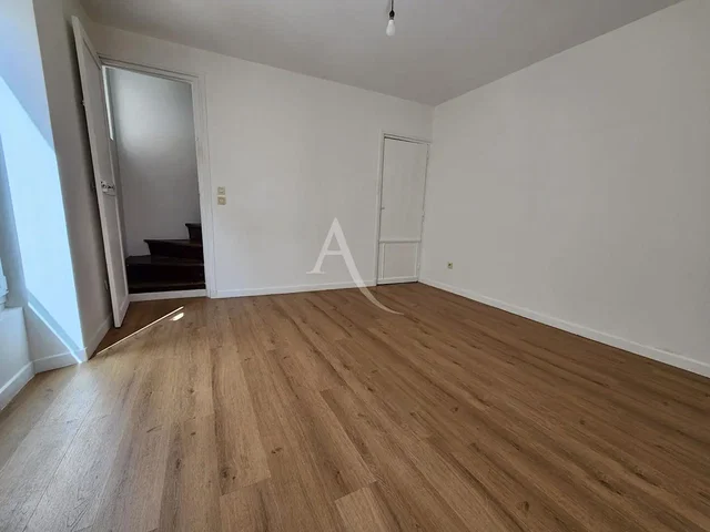 Oturma odası; ahşap zemin, doğal ışık