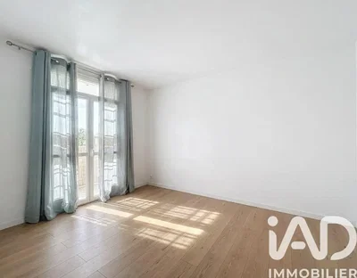 غرفة معيشة; ضوء طبيعي, أرضية خشبية