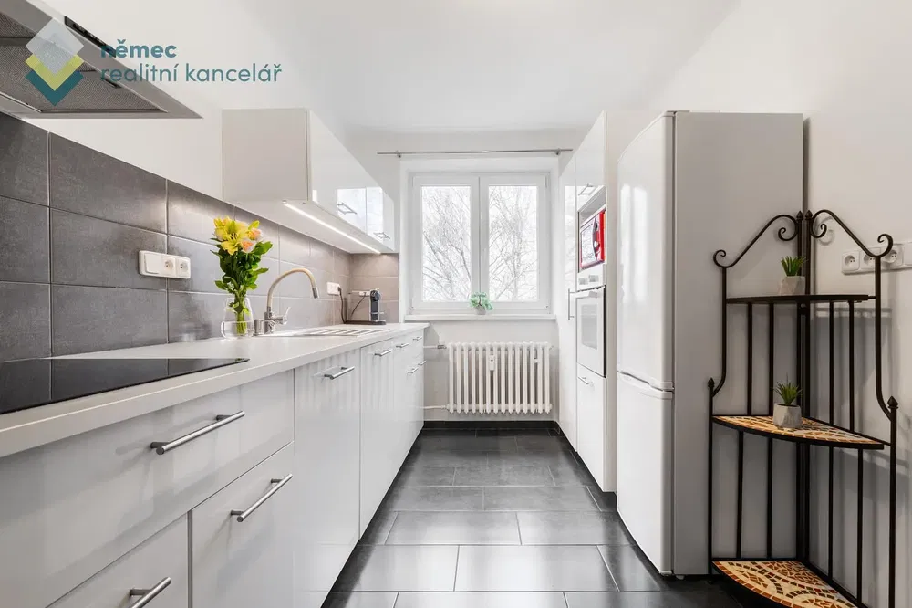 Cuisine; carrelage, électroménager, lumière naturelle, style moderne, rénové