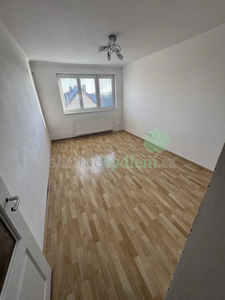Slaapkamer; houten vloer, natuurlijk licht, gerenoveerd