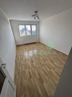 Slaapkamer; houten vloer, natuurlijk licht, gerenoveerd