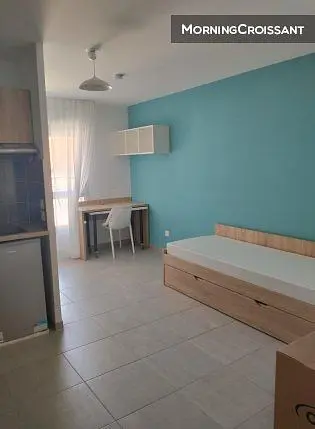 Camera da letto; pavimento in piastrelle, luce naturale