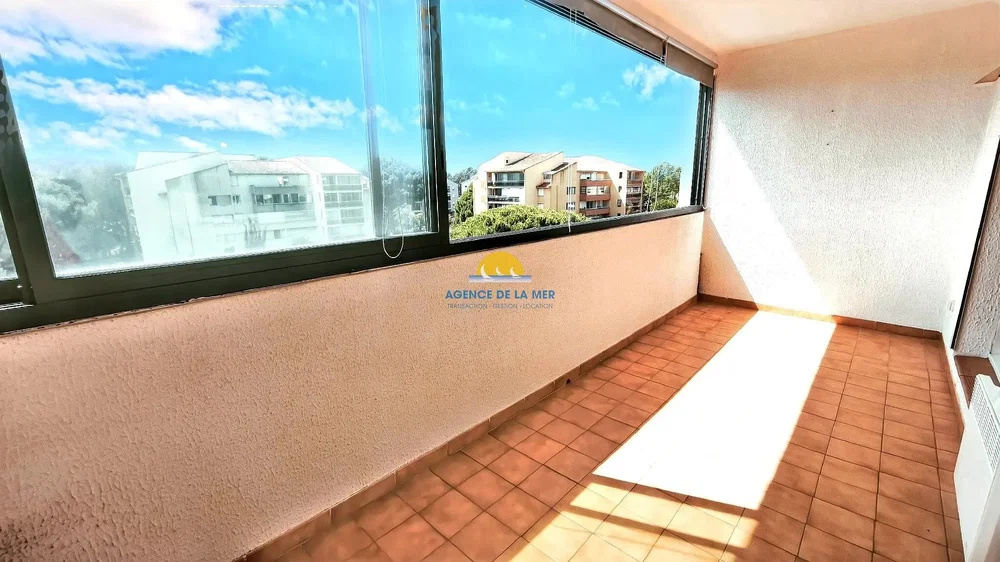 Balcon; vue, carrelage, lumière naturelle