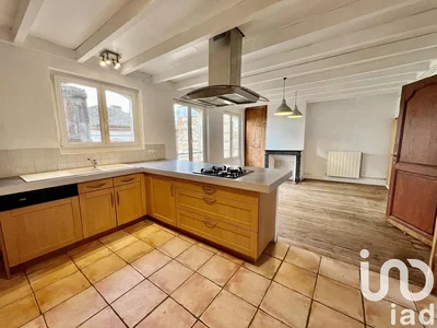 Кухиња; плочице, дрвене греде, природно светло