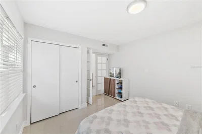 Chambre; carrelage, lumière naturelle