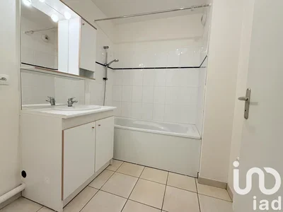 Badezimmer; fliesenboden, renoviert, tageslicht, moderner stil