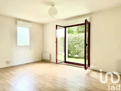 Salon; widok, światło dzienne, podłoga drewniana, wyremontowany