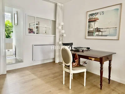 Kamer; houten vloer, natuurlijk licht, moderne stijl