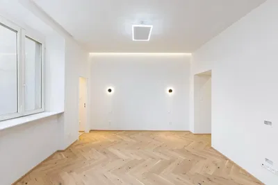 Woonkamer; houten vloer, natuurlijk licht, gerenoveerd