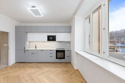 Keuken; keukenapparatuur, uitzicht, houten vloer, gerenoveerd, natuurlijk licht
