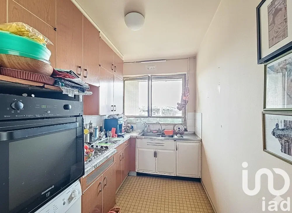 Кухиња; кухињски апарати, плочице, потребна реновација, природно светло