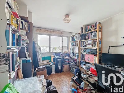 Дечја соба; потребна реновација, дрвени под, природно светло