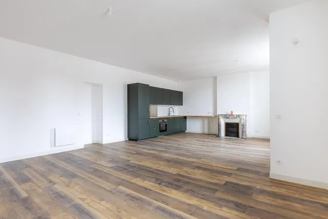 Salon; kominek, podłoga drewniana, światło dzienne, wyremontowany