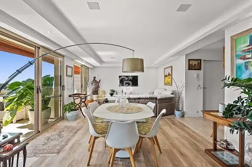 Soggiorno; vista, luce naturale, stile moderno, pavimento in legno