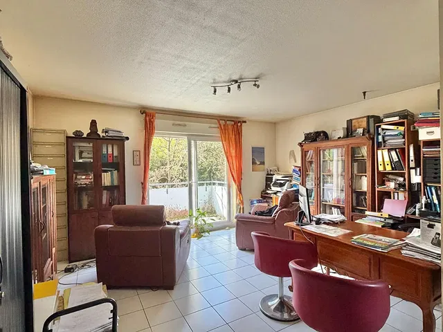 Soggiorno; pavimento in piastrelle, luce naturale, stile moderno