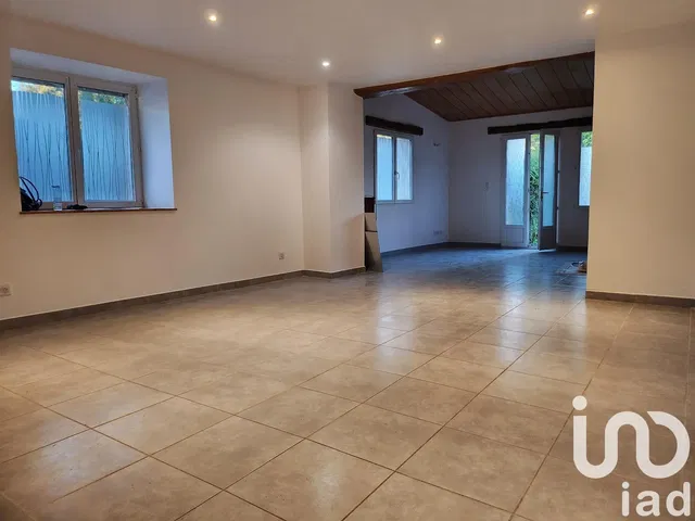 Salon; carrelage, lumière naturelle