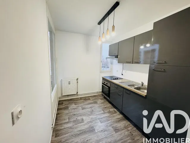 Cucina; elettrodomestici, luce naturale, stile moderno