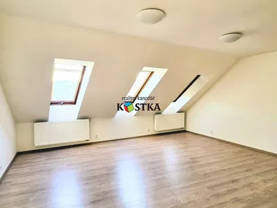 Quarto de criança; luz natural, chão de madeira, renovado
