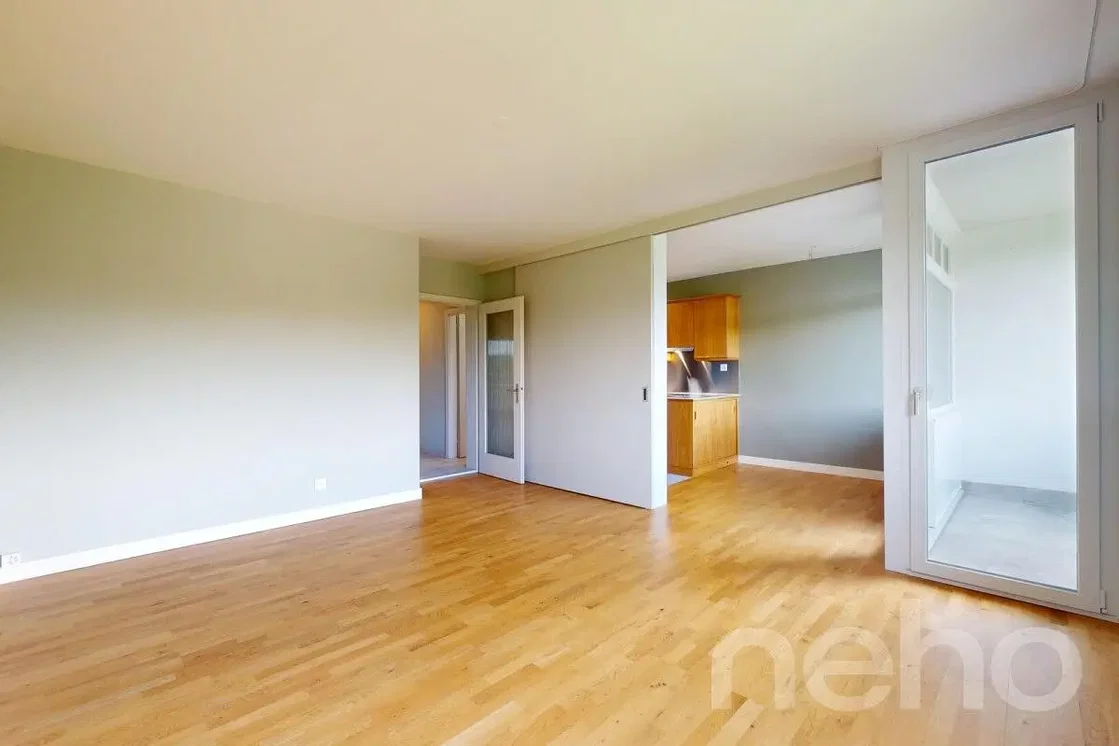 Woonkamer; houten vloer, natuurlijk licht