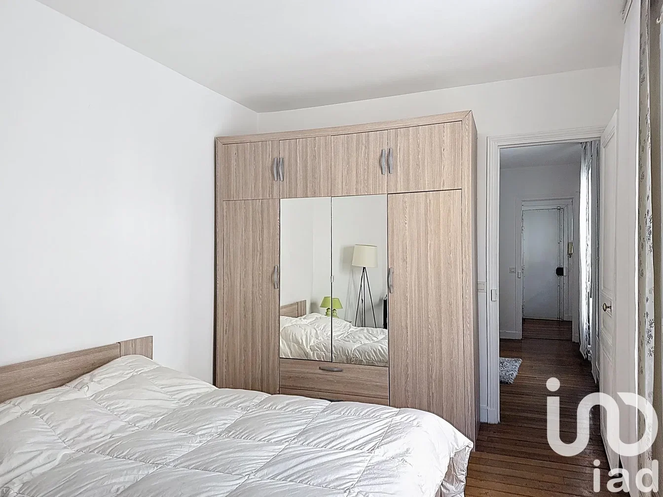 Spavaća soba; drveni pod, prirodno svjetlo, moderni stil