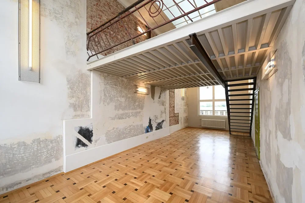 Salon; parquet, nécessite rénovation, lumière naturelle