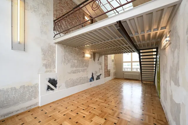 Soggiorno; pavimento in legno, necessita ristrutturazione, luce naturale