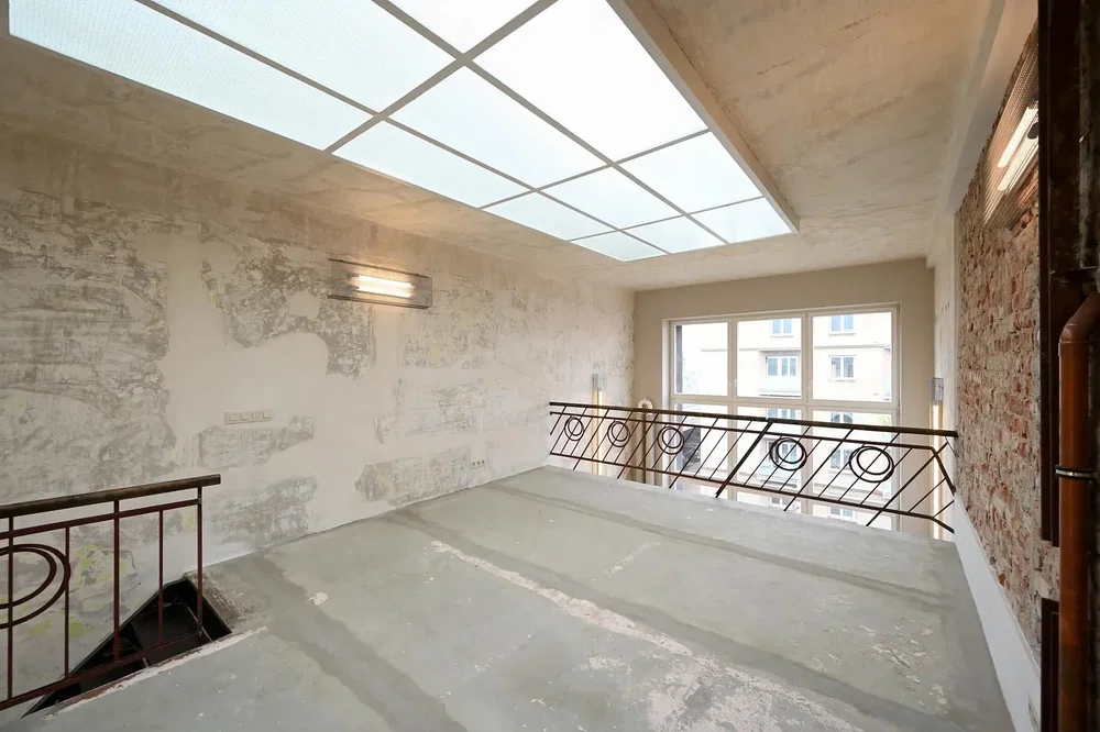 Autre; lumière naturelle, nécessite rénovation