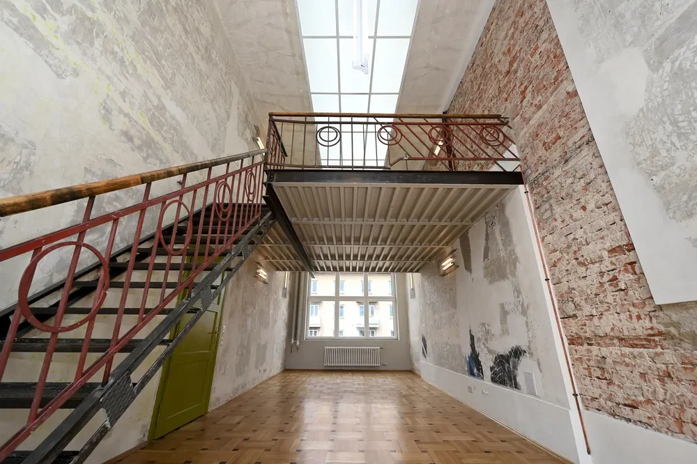 Autre; parquet, hauteur sous plafond, lumière naturelle, nécessite rénovation