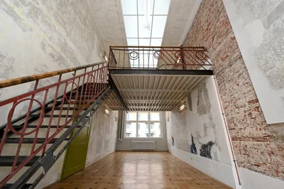 Autre; parquet, hauteur sous plafond, lumière naturelle, nécessite rénovation