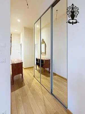 Соба; дрвени под, природно светло