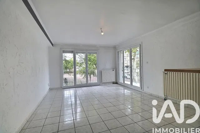 Salon; podłoga z płytek, widok, wymaga remontu