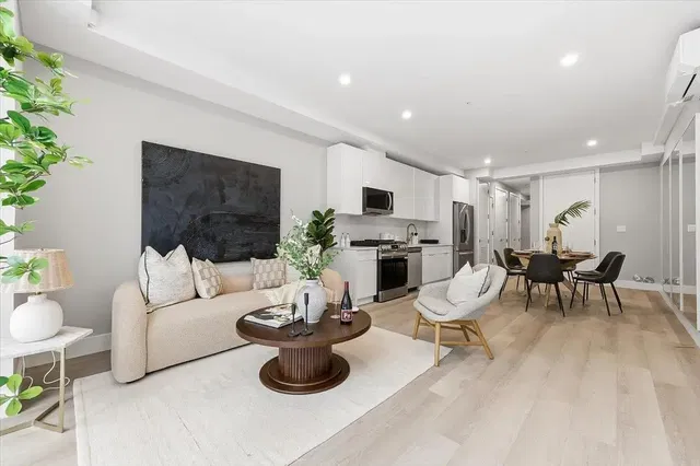 Soggiorno; stile moderno, pavimento in legno, luce naturale, elettrodomestici