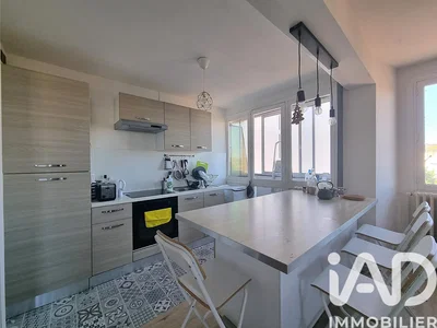 Mutfak; mutfak aletleri, doğal ışık, modern stil, fayans zemin, tadilatlı