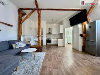 Soggiorno; travi in legno, stile moderno, luce naturale, pavimento in legno