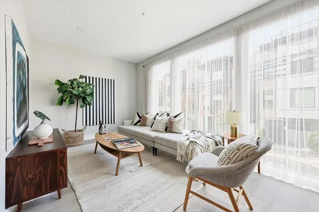 Oturma odası; doğal ışık, modern stil, ahşap zemin