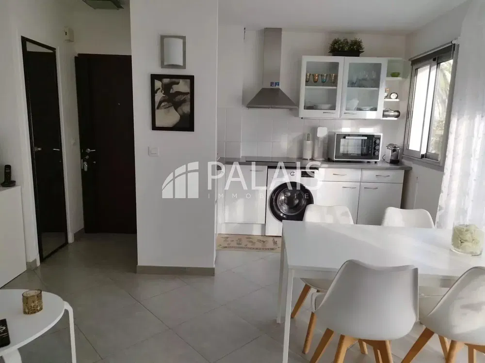 Mutfak; fayans zemin, doğal ışık, modern stil