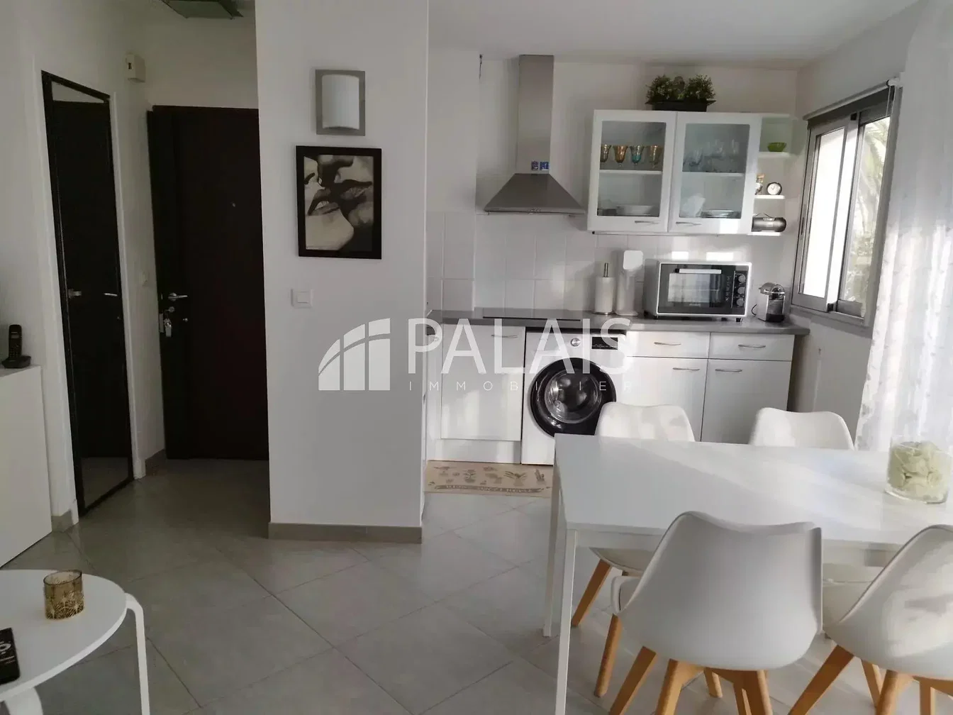 Mutfak; fayans zemin, doğal ışık, modern stil