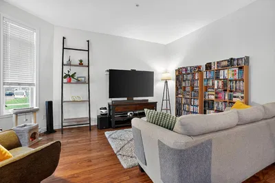 Oturma odası; ahşap zemin, doğal ışık, modern stil