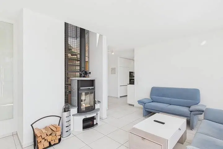 Oturma odası; şömine, fayans zemin, doğal ışık, modern stil