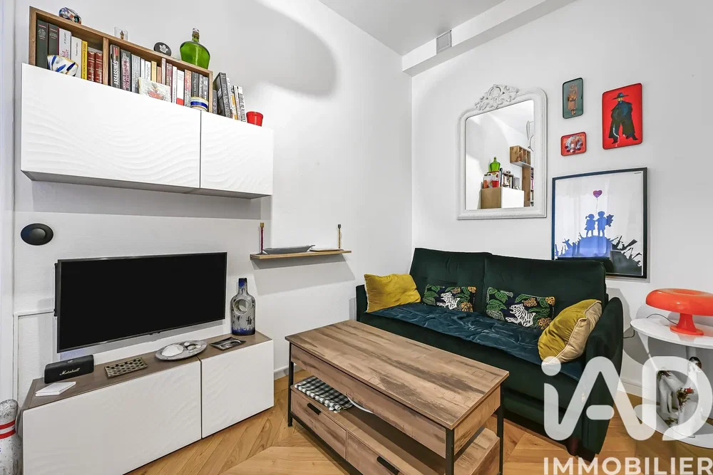 Oturma odası; modern stil, ahşap zemin, doğal ışık