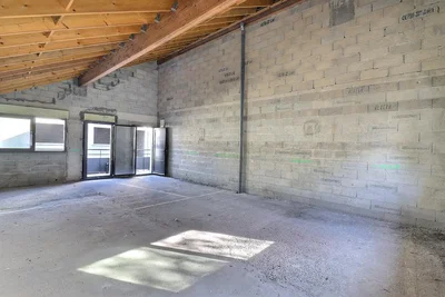 Остало; потребна реновација, дрвене греде, природно светло