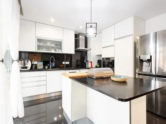 Cuisine; électroménager, lumière naturelle, style moderne, carrelage, rénové