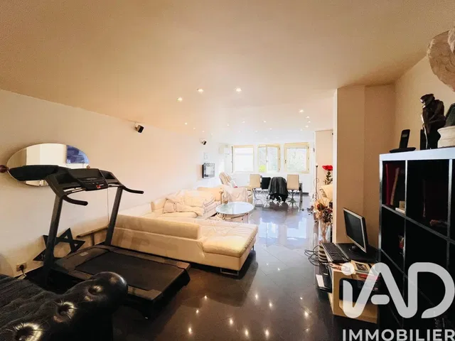 Salon; carrelage, style moderne, lumière naturelle