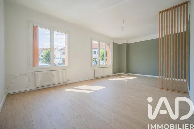 Salon; vue, lumière naturelle, parquet, rénové