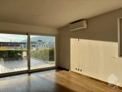 Dnevni boravak; pogled, drveni pod, prirodna svjetlost