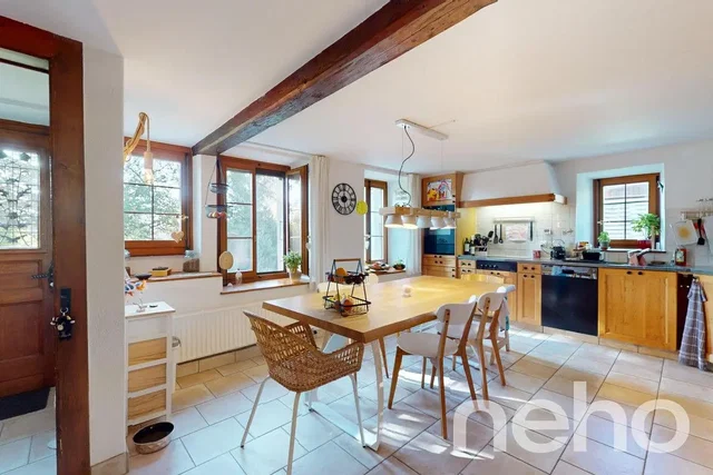 Küche; fliesenboden, holzbalken, tageslicht